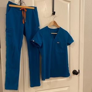 FIGS SET Catarina™ One-Pocket Scrub Top, Yola scrub pants